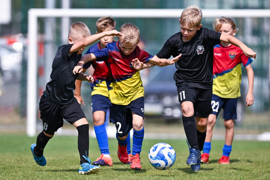 Zawodnicy TMF walczą o piłkę podczas meczu